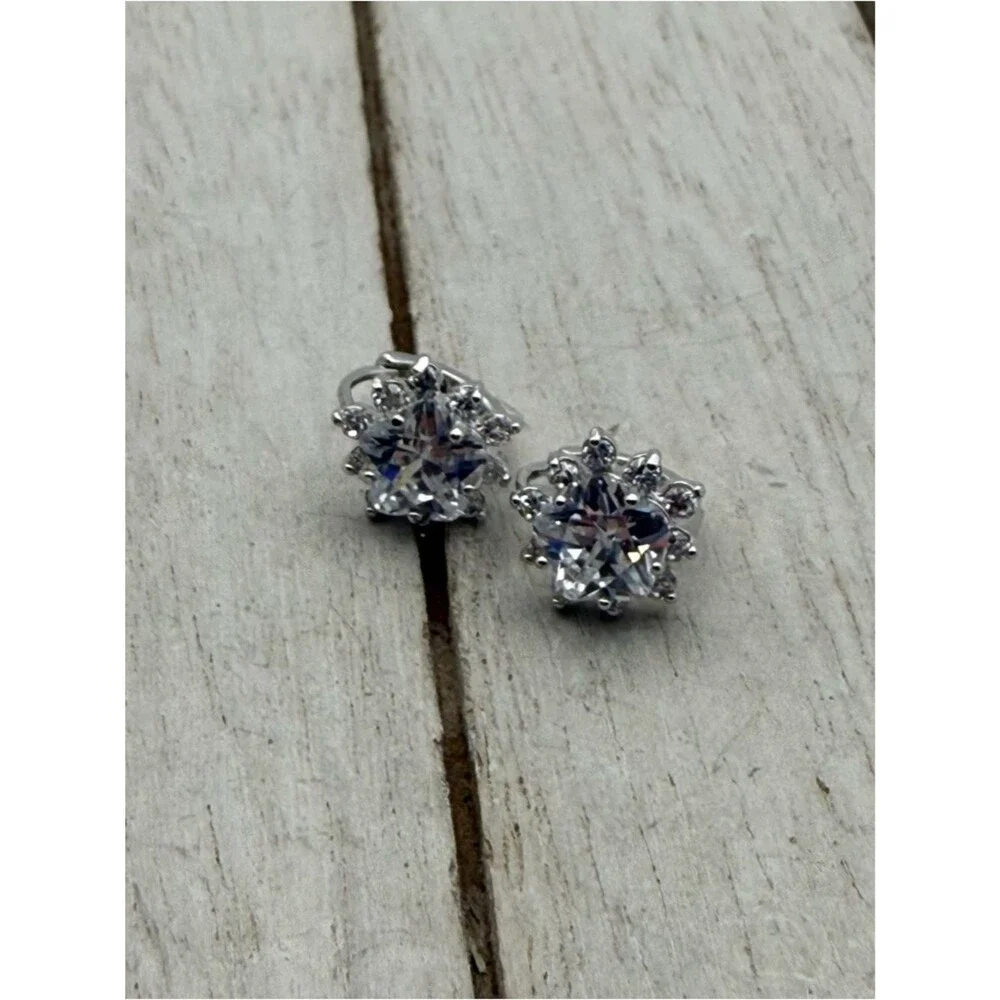 Silver tone Snowflake Crystal Stud Earrings - Clear White Sparkle